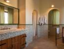 ferie villa i toscana italien pool tennisbane 97 silenti bath04x800
